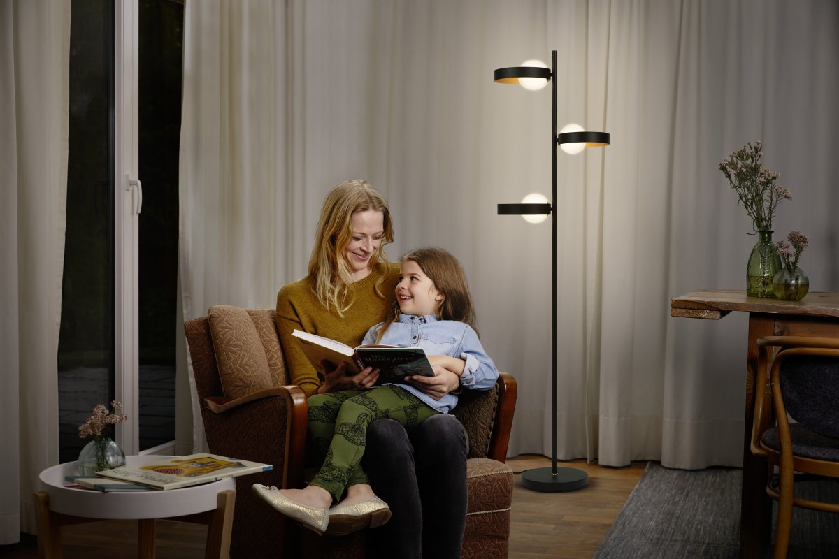 Memphis 3 Noir lampadaire De Ledvance - Il est recommand&eacute; de le placer dans le salon, o&ugrave; il fournit non seulement un &eacute;clairage d'ambiance agr&eacute;able mais repr&eacute;sente &eacute;galement un d&eacute;tail int&eacute;rieur &eacute;l&eacute;gant.