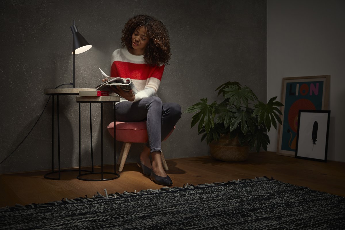 Tokio 44cm Noir lampe de bureau De Ledvance - Il est recommandé de le placer comme lampe de lecture sur le bureau ou sur la commode du salon, où il offre non seulement un bon éclairage mais représente également un détail intérieur élégant.