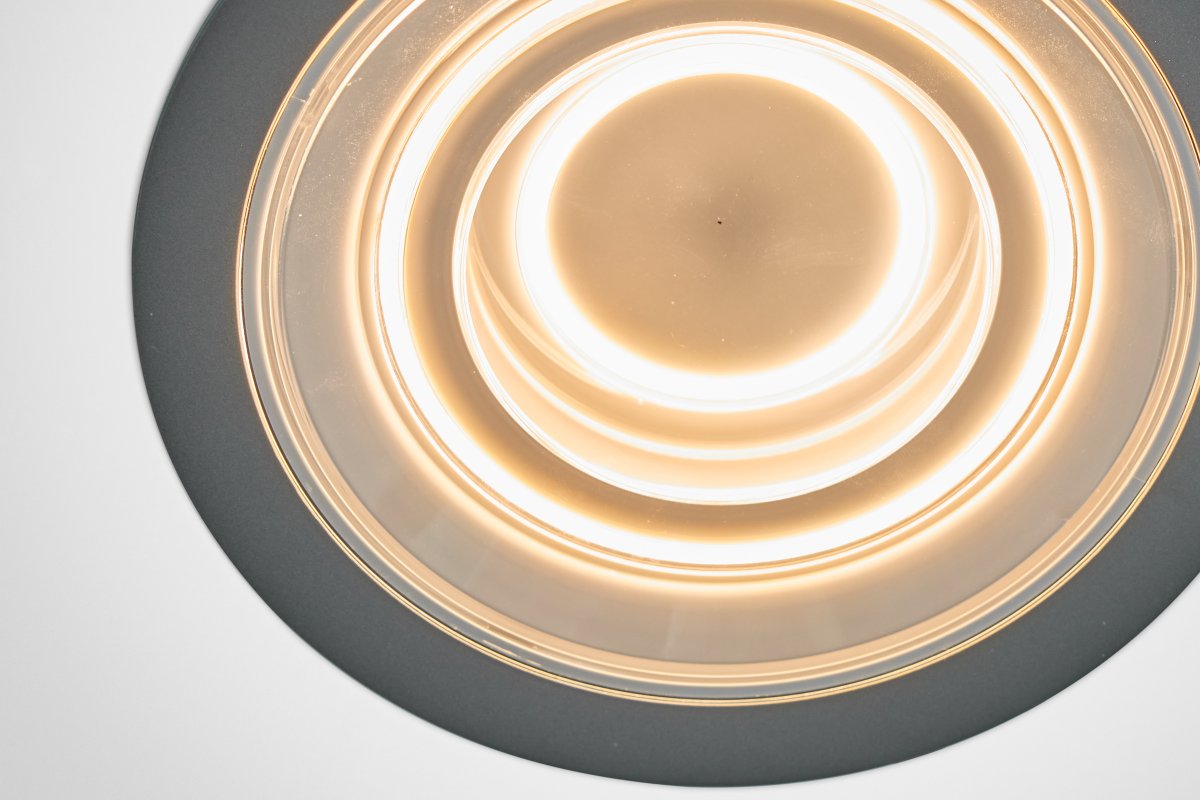 Decor Filament Echo 7W Aluminium De Ledvance - Le projecteur poss&egrave;de deux points lumineux diff&eacute;rents, un petit cercle au milieu et un cercle ext&eacute;rieur plus grand.