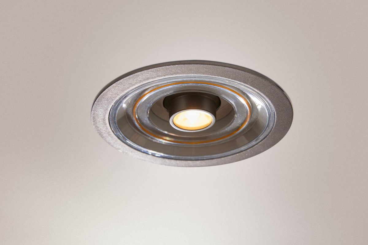 Decor Filament Halo 7W Aluminium De Ledvance - Le projecteur poss&egrave;de deux points lumineux diff&eacute;rents, un petit projecteur au milieu et un cercle d&eacute;coratif autour.