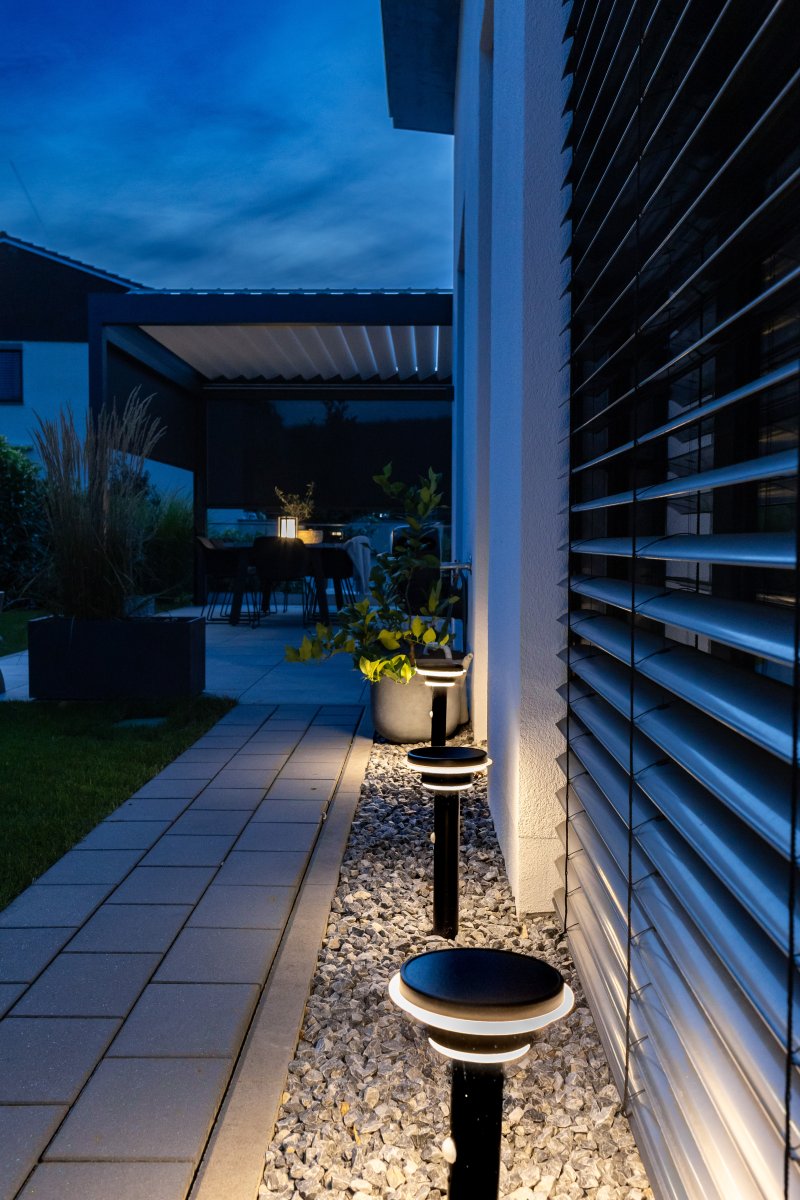 Double Circle Sensor Noir lampe solaire De Osram - Le capteur de mouvement PIR int&eacute;gr&eacute; et le capteur de lumi&egrave;re du jour allument automatiquement la lampe lorsqu'un mouvement est d&eacute;tect&eacute; dans l'obscurit&eacute;, garantissant ainsi s&eacute;curit&eacute; et efficacit&eacute; &eacute;nerg&eacute;tique.