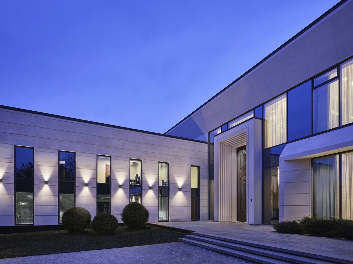 Adjustable Beam Sensor USB Gris foncé lampe d’extérieur De Ledvance - Adjustable Beam Sensor USB &auml;r en innovativ och flexibel utomhuslampa som erbjuder tv&aring; praktiska driftsl&auml;gen f&ouml;r maximal energieffektivitet och s&auml;kerhet.