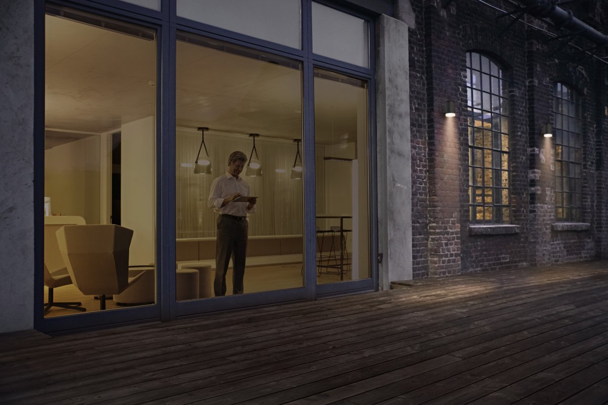 Oxford Gris foncé lampe solaire De Osram - Il est fabriqu&eacute; en acier inoxydable et poss&egrave;de un indice de protection IP44, ce qui le rend &agrave; la fois r&eacute;sistant aux intemp&eacute;ries et robuste.