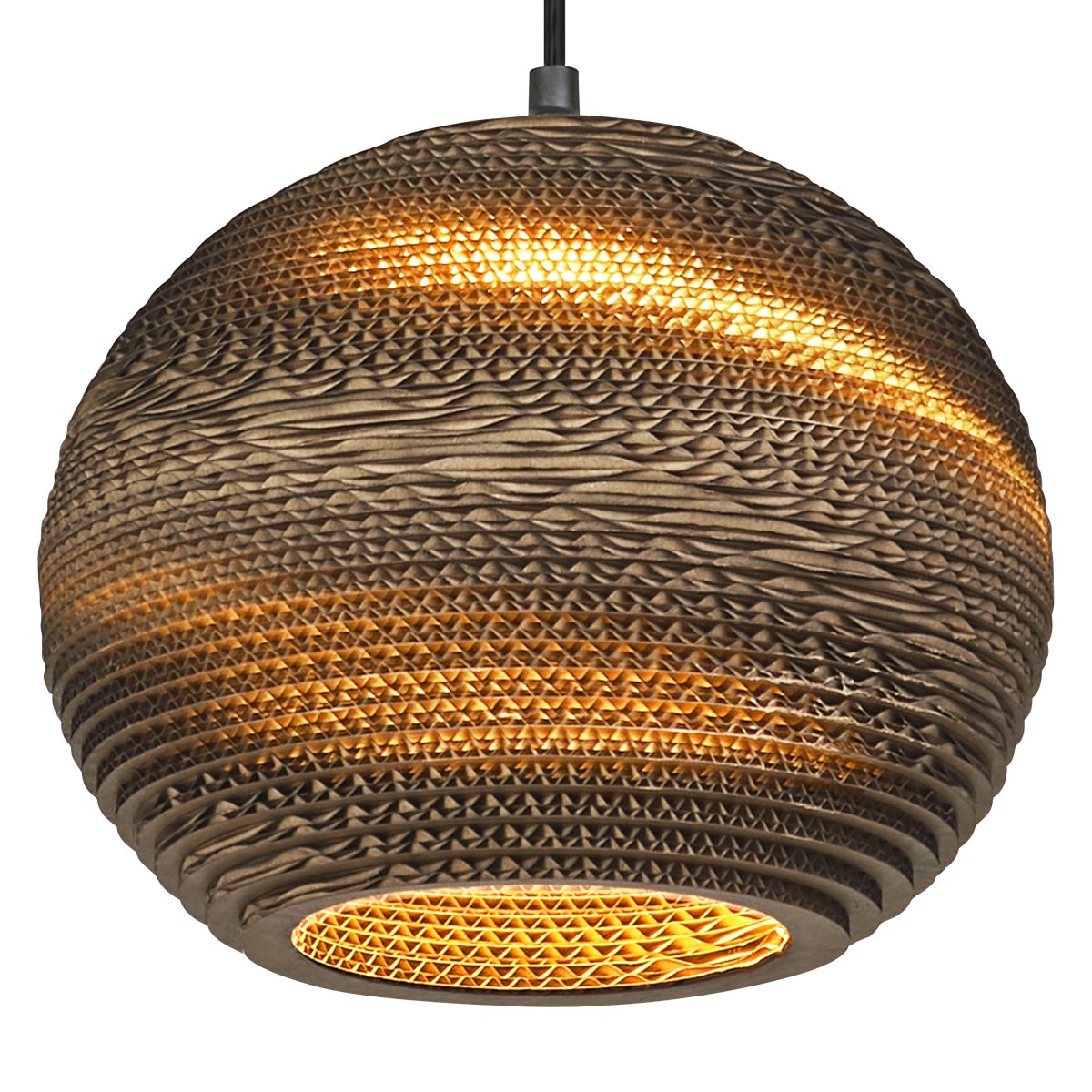 Cardboard Ball Ø26 Brun suspension De Osram - L'abat-jour rond compos&eacute; de plusieurs couches de carton cr&eacute;e un beau jeu de lumi&egrave;re dans la pi&egrave;ce lorsqu'il est &eacute;clair&eacute; et contribue &agrave; une atmosph&egrave;re chaleureuse et naturelle.