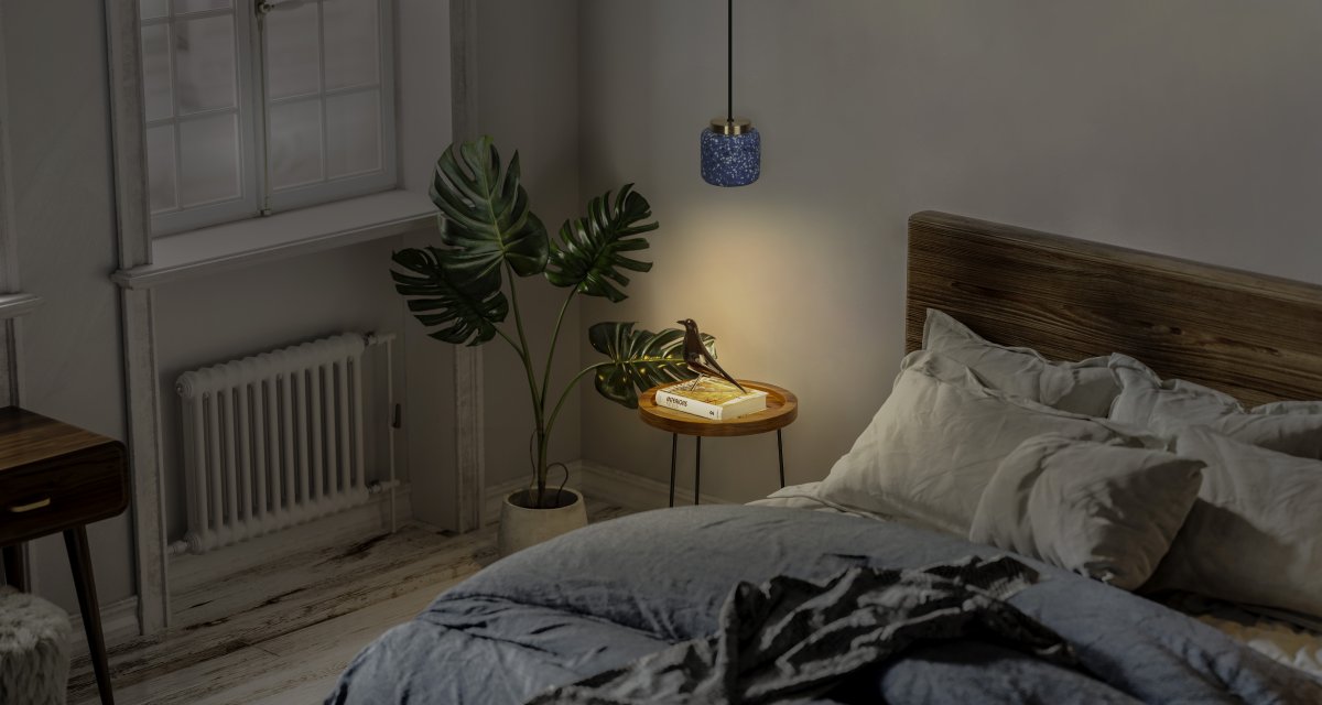 Terrazzo Ball Ø10 Bleu suspension De Osram - Detaljerna i m&auml;ssing bidrar med en elegans till rummet.
