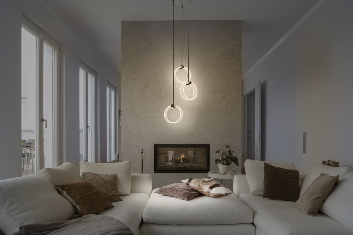 Circle PL Ø30 Noir suspension De Osram - Dans la premi&egrave;re &eacute;tape, la lampe brille dans une lumi&egrave;re blanche chaude de 3000K, dans la deuxi&egrave;me &eacute;tape dans une lumi&egrave;re blanche froide de 4200K et dans la troisi&egrave;me &eacute;tape dans 6500K (lumi&egrave;re du jour).