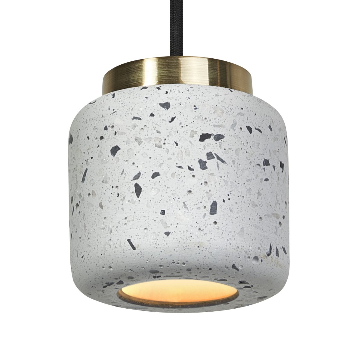 Terrazzo Ball Ø10 Blanc suspension De Ledvance - Detaljerna i m&auml;ssing bidrar med en elegans till rummet.