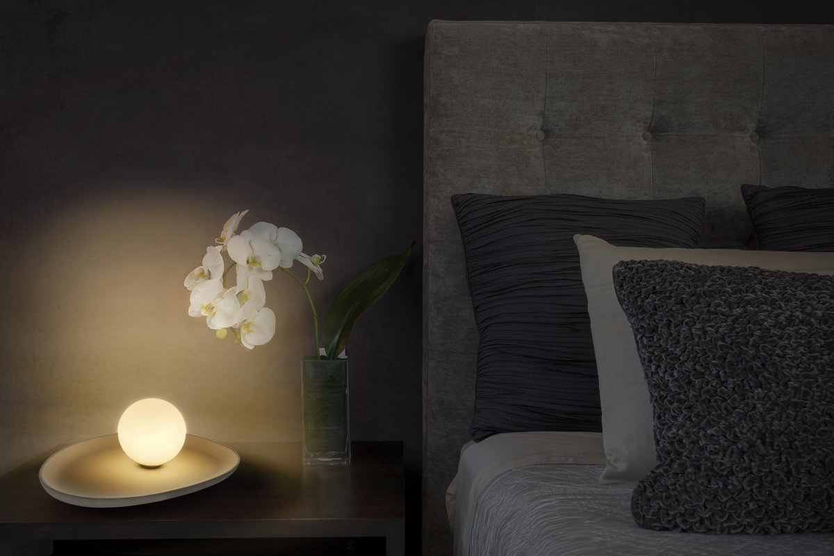 Concrete Nest 14cm Gris lampe de table De Ledvance - Glaskupan i opal som omfamnar ljusk&auml;llan skapar ett fint och bl&auml;ndfritt ljus i rummet.