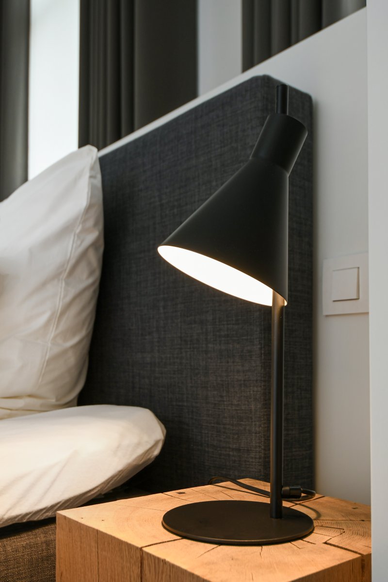 Tokio 44cm Noir lampe de bureau De Ledvance - Il est recommandé de le placer comme lampe de lecture sur le bureau ou sur la commode du salon, où il offre non seulement un bon éclairage mais représente également un détail intérieur élégant.