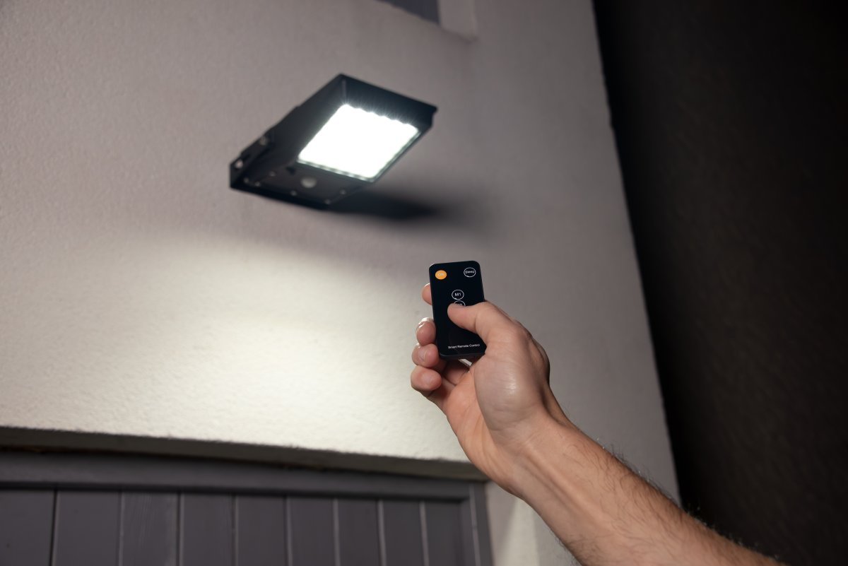 Flood Sensor 10W Noir lampe solaire De Ledvance - Le capteur de mouvement PIR intégré et le capteur de lumière du jour allument automatiquement la lampe lorsqu'un mouvement est détecté dans l'obscurité, garantissant ainsi sécurité et efficacité énergétique.