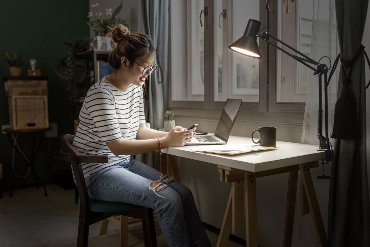 Office Retro Noir lampe à pince De Ledvance - Lampan ger ett varmvitt och starkt ljus p&aring; 900lm och 3000K, perfekt som arbets- och l&auml;slampa.