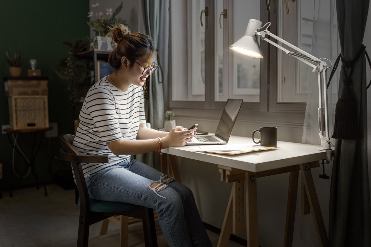 Office Retro Blanc lampe à pince De Ledvance - Lampan ger ett varmvitt och starkt ljus p&aring; 900lm och 3000K, perfekt som arbets- och l&auml;slampa.