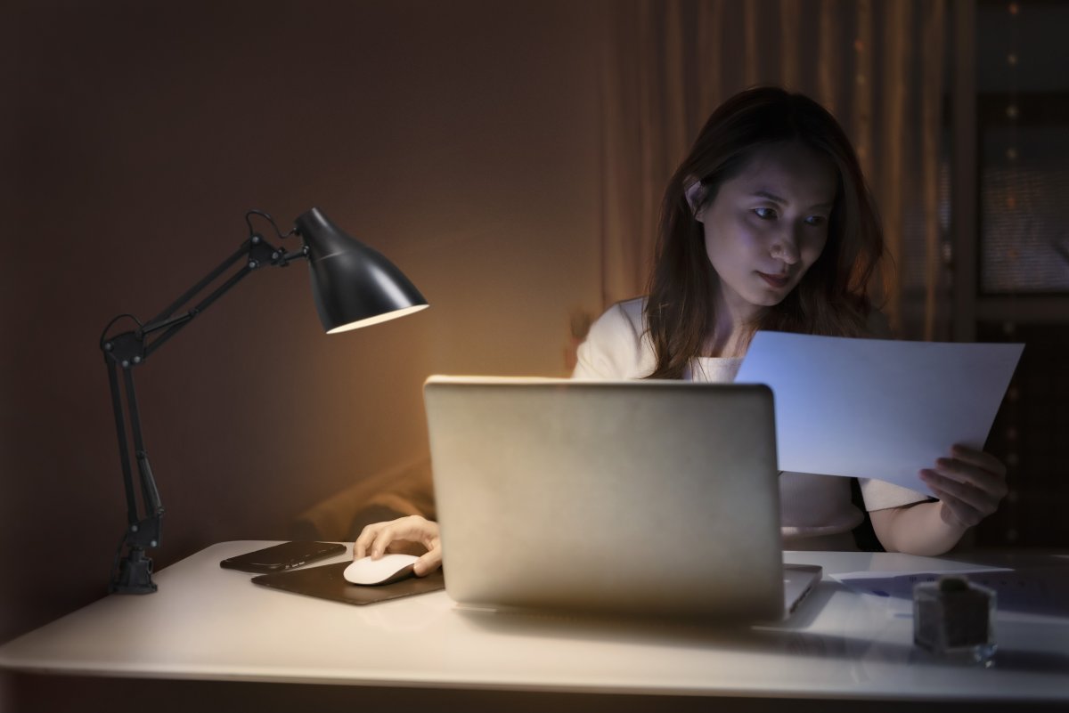 Office Pear Clip Noir lampe à pince De Ledvance - Armen med tv&aring; leder g&aring;r att vinkla och justera i h&ouml;jd och sidled vilket g&ouml;r det till en flexibel lampa, ut&ouml;ver det har den en vridbar sk&auml;rm f&ouml;r individuell inst&auml;llning av ljuset.
