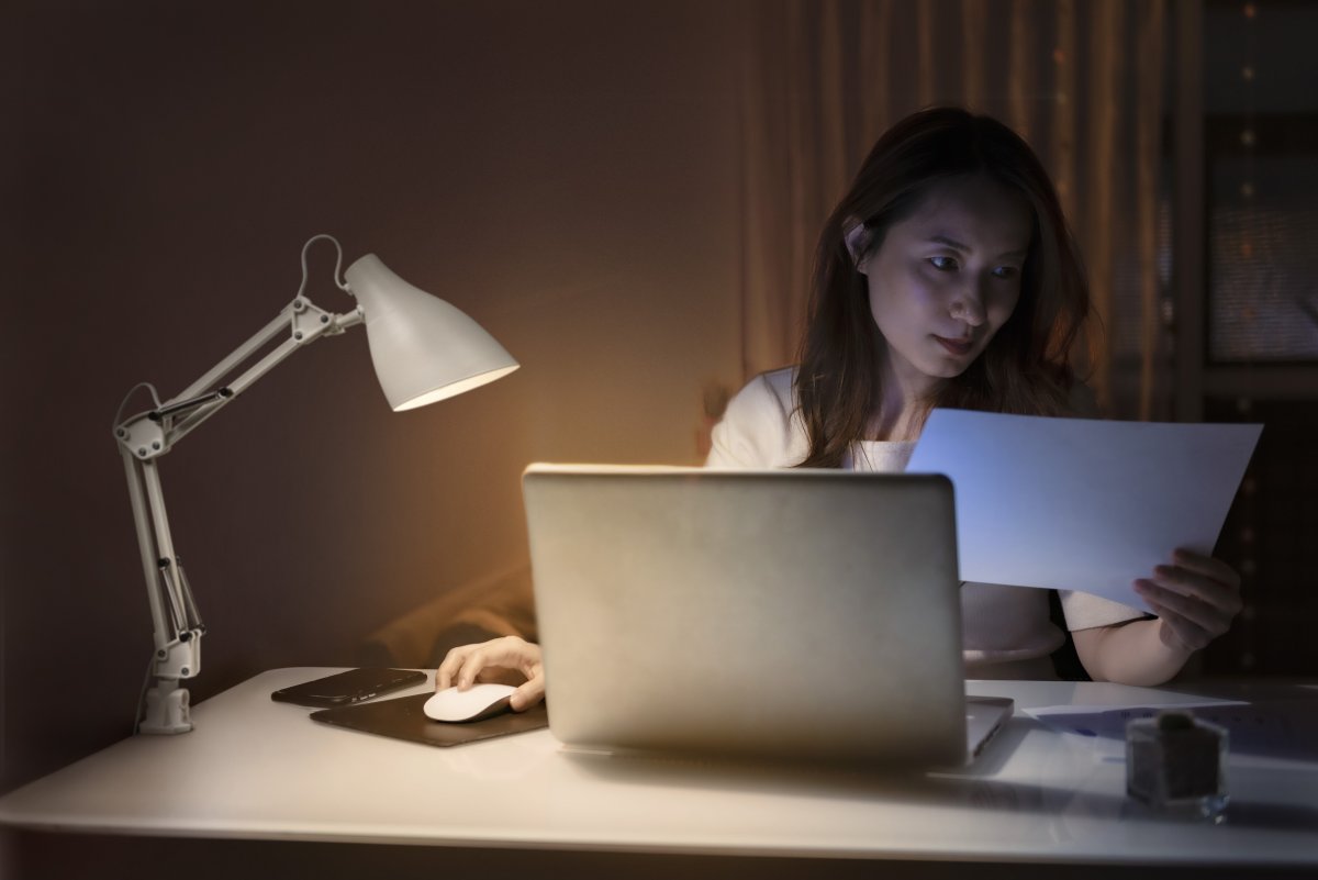Office Pear Clip Blanc lampe à pince De Ledvance - Armen med tv&aring; leder g&aring;r att vinkla och justera i h&ouml;jd och sidled vilket g&ouml;r det till en flexibel lampa, ut&ouml;ver det har den en vridbar sk&auml;rm f&ouml;r individuell inst&auml;llning av ljuset.