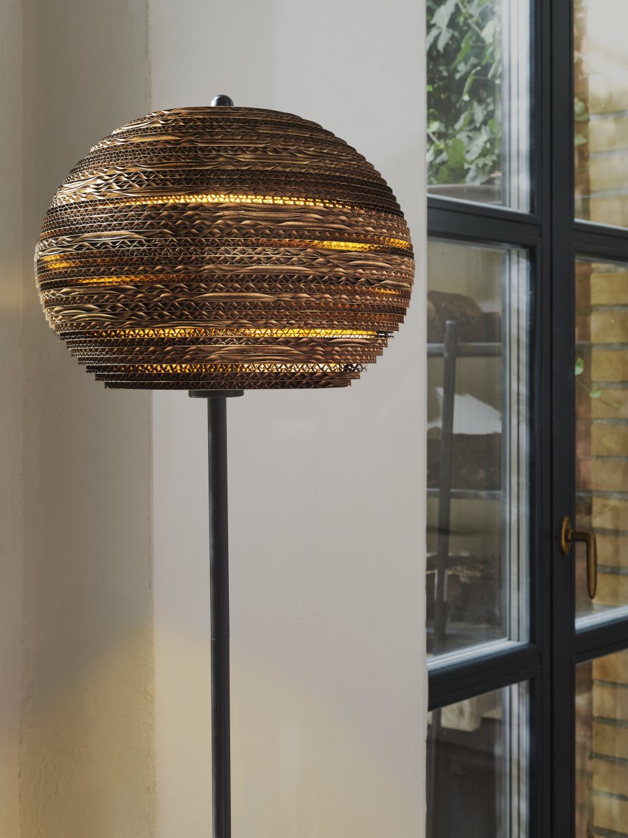 Cardboard Ball Brun lampadaire De Ledvance - L'abat-jour, fabriqu&eacute; &agrave; partir de plusieurs couches de carton, cr&eacute;e un beau jeu de lumi&egrave;re dans la pi&egrave;ce lorsqu'il est &eacute;clair&eacute; et contribue &agrave; une atmosph&egrave;re chaleureuse et naturelle.