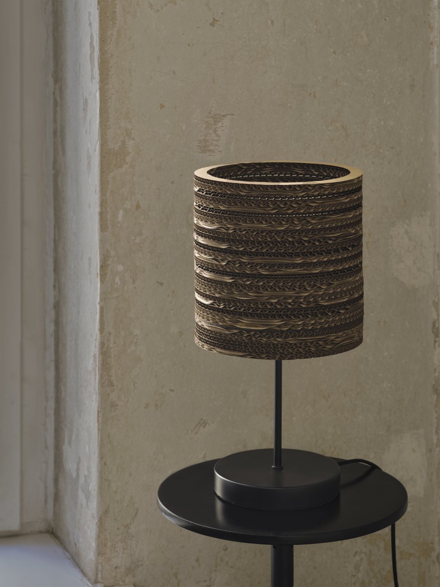Cardboard Cylinder 38cm Brun lampe de table De Osram - L'abat-jour, fabriqu&eacute; &agrave; partir de plusieurs couches de carton, cr&eacute;e un beau jeu de lumi&egrave;re dans la pi&egrave;ce lorsqu'il est &eacute;clair&eacute; et contribue &agrave; une atmosph&egrave;re chaleureuse et naturelle.