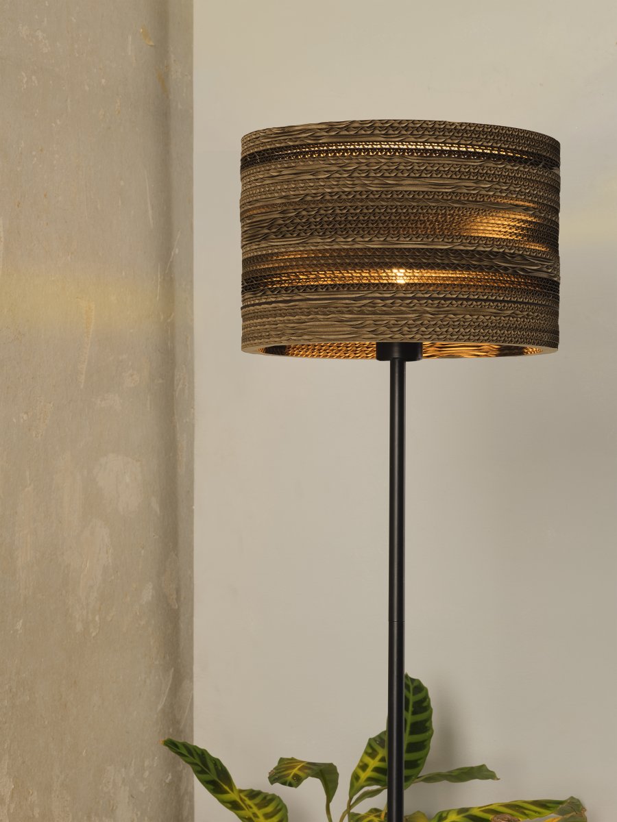 Cardboard Cylinder Brun lampadaire De Ledvance - L'abat-jour, fabriqué à partir de plusieurs couches de carton, crée un beau jeu de lumière dans la pièce lorsqu'il est éclairé et contribue à une atmosphère chaleureuse et naturelle.
