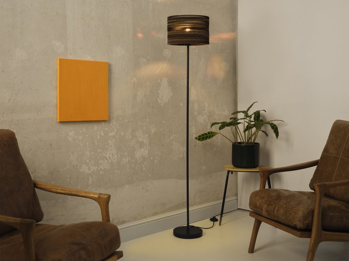 Cardboard Cylinder Brun lampadaire De Ledvance - L'abat-jour, fabriqué à partir de plusieurs couches de carton, crée un beau jeu de lumière dans la pièce lorsqu'il est éclairé et contribue à une atmosphère chaleureuse et naturelle.