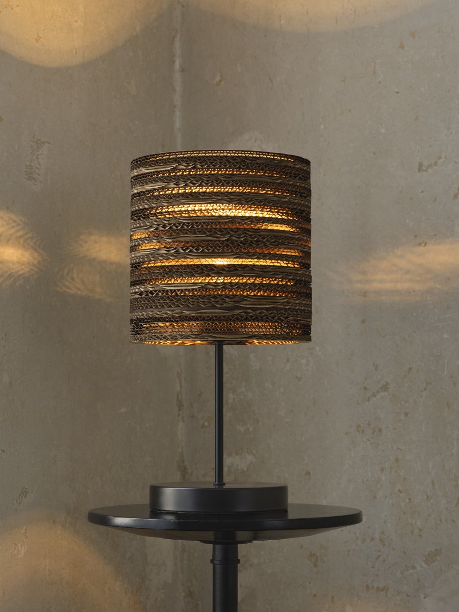 Cardboard Cylinder 38cm Brun lampe de table De Osram - L'abat-jour, fabriqu&eacute; &agrave; partir de plusieurs couches de carton, cr&eacute;e un beau jeu de lumi&egrave;re dans la pi&egrave;ce lorsqu'il est &eacute;clair&eacute; et contribue &agrave; une atmosph&egrave;re chaleureuse et naturelle.