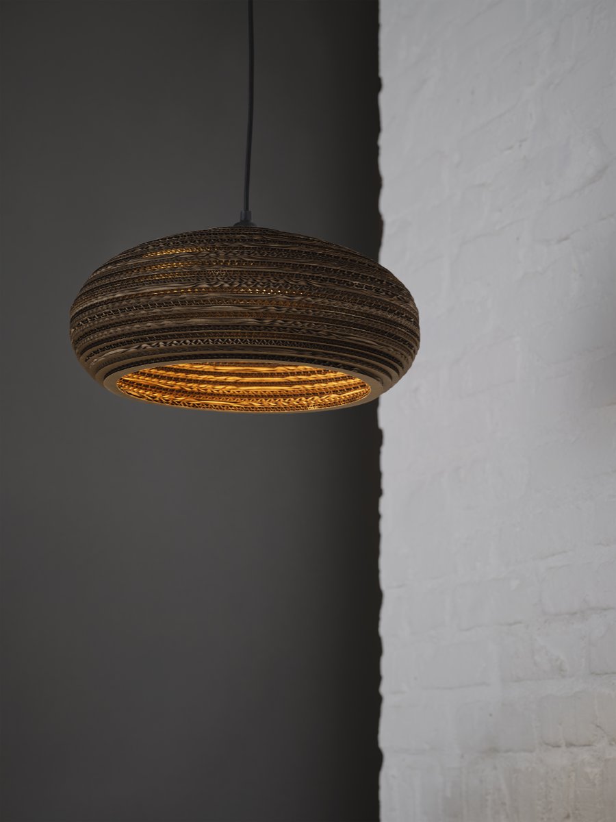 Cardboard drop Ø40 Brun suspension De Ledvance - L'abat-jour, fabriqué à partir de plusieurs couches de carton, crée un beau jeu de lumière dans la pièce lorsqu'il est éclairé et contribue à une atmosphère chaleureuse et naturelle.