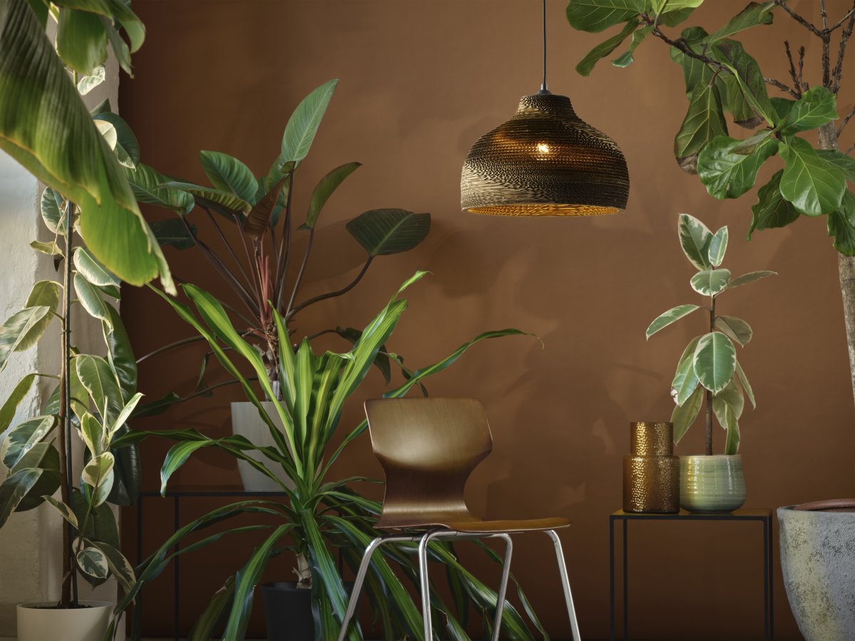Cardboard Hat Ø36 Brun suspension De Osram - L'abat-jour, fabriqu&eacute; &agrave; partir de plusieurs couches de carton, cr&eacute;e un beau jeu de lumi&egrave;re dans la pi&egrave;ce lorsqu'il est &eacute;clair&eacute; et contribue &agrave; une atmosph&egrave;re chaleureuse et naturelle.