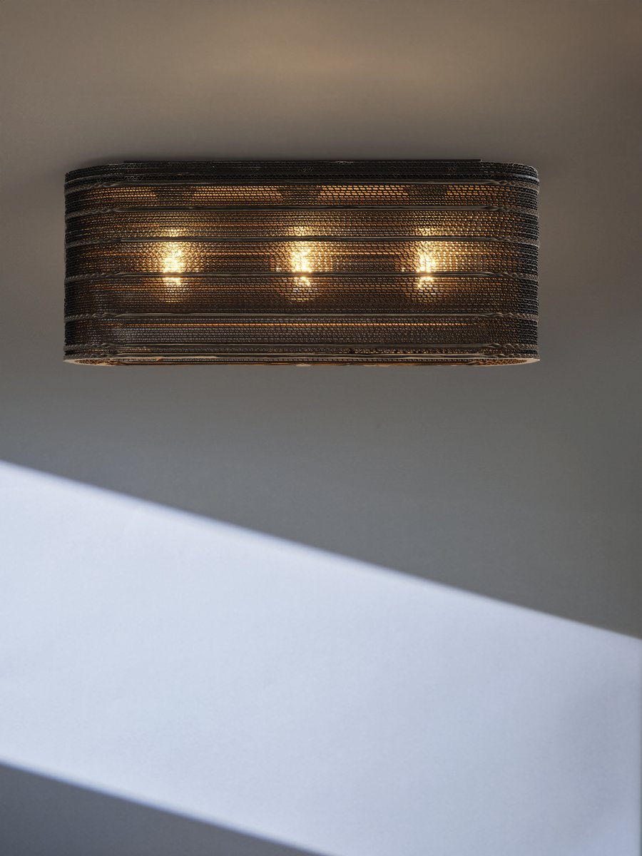 Cardboard Ovale 60cm Brun plafonnier De Osram - L'abat-jour, fabriqu&eacute; &agrave; partir de plusieurs couches de carton, cr&eacute;e un beau jeu de lumi&egrave;re dans la pi&egrave;ce lorsqu'il est &eacute;clair&eacute; et contribue &agrave; une atmosph&egrave;re chaleureuse et naturelle.