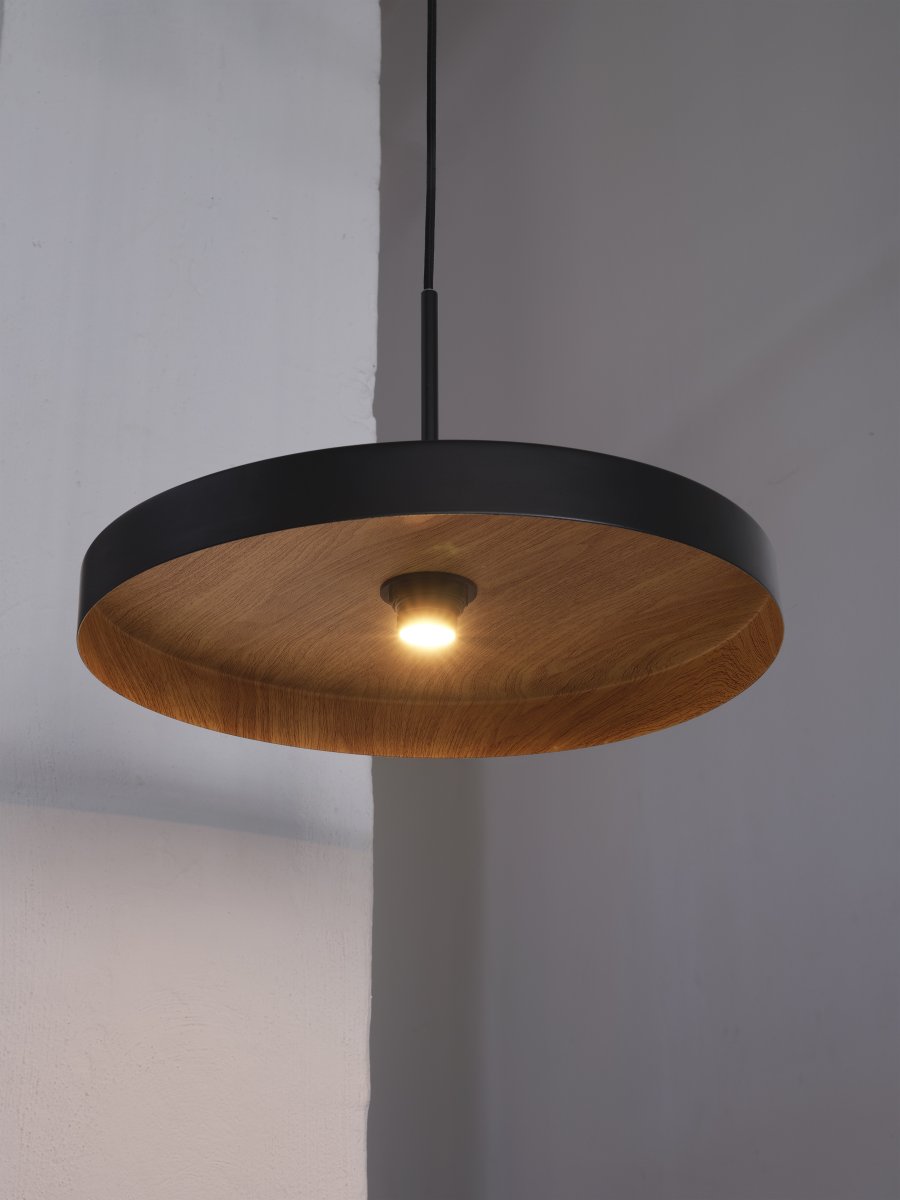 Plate Wood Ø40 Noir suspension De Osram - qui assure une r&eacute;partition lumineuse agr&eacute;able et chaleureuse dans la pi&egrave;ce.