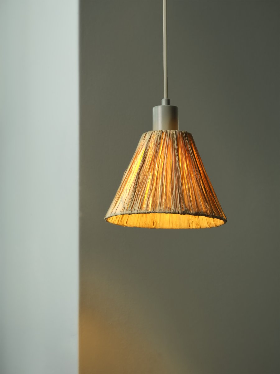 Raffia Ø20 Nature suspension De Ledvance - L'abat-jour en palmier raphia associ&eacute; au m&eacute;tal vert conf&egrave;re &agrave; la pi&egrave;ce une atmosph&egrave;re chaleureuse et naturelle.