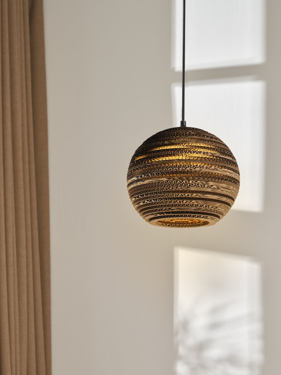 Cardboard Ball Ø26 Brun suspension De Osram - L'abat-jour rond compos&eacute; de plusieurs couches de carton cr&eacute;e un beau jeu de lumi&egrave;re dans la pi&egrave;ce lorsqu'il est &eacute;clair&eacute; et contribue &agrave; une atmosph&egrave;re chaleureuse et naturelle.