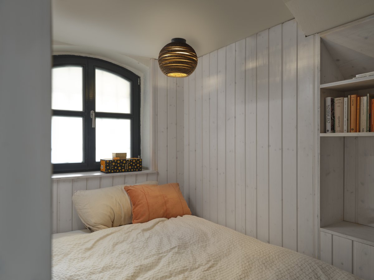 Cardboard Ball Ø26 Brun plafonnier De Osram - L'abat-jour, fabriqu&eacute; &agrave; partir de plusieurs couches de carton, cr&eacute;e un beau jeu de lumi&egrave;re dans la pi&egrave;ce lorsqu'il est &eacute;clair&eacute; et contribue &agrave; une atmosph&egrave;re chaleureuse et naturelle.