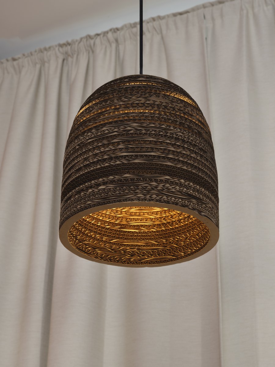 Cardboard Bell Ø25 Brun suspension De Ledvance - L'abat-jour, fabriqué à partir de plusieurs couches de carton, crée un beau jeu de lumière dans la pièce lorsqu'il est éclairé et contribue à une atmosphère chaleureuse et naturelle.