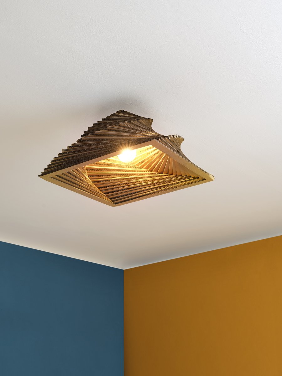 Cardboard Turn 40cm Brun plafonnier De Osram - L'abat-jour, fabriqu&eacute; &agrave; partir de plusieurs couches de carton, cr&eacute;e un beau jeu de lumi&egrave;re dans la pi&egrave;ce lorsqu'il est &eacute;clair&eacute; et contribue &agrave; une atmosph&egrave;re chaleureuse et naturelle.
