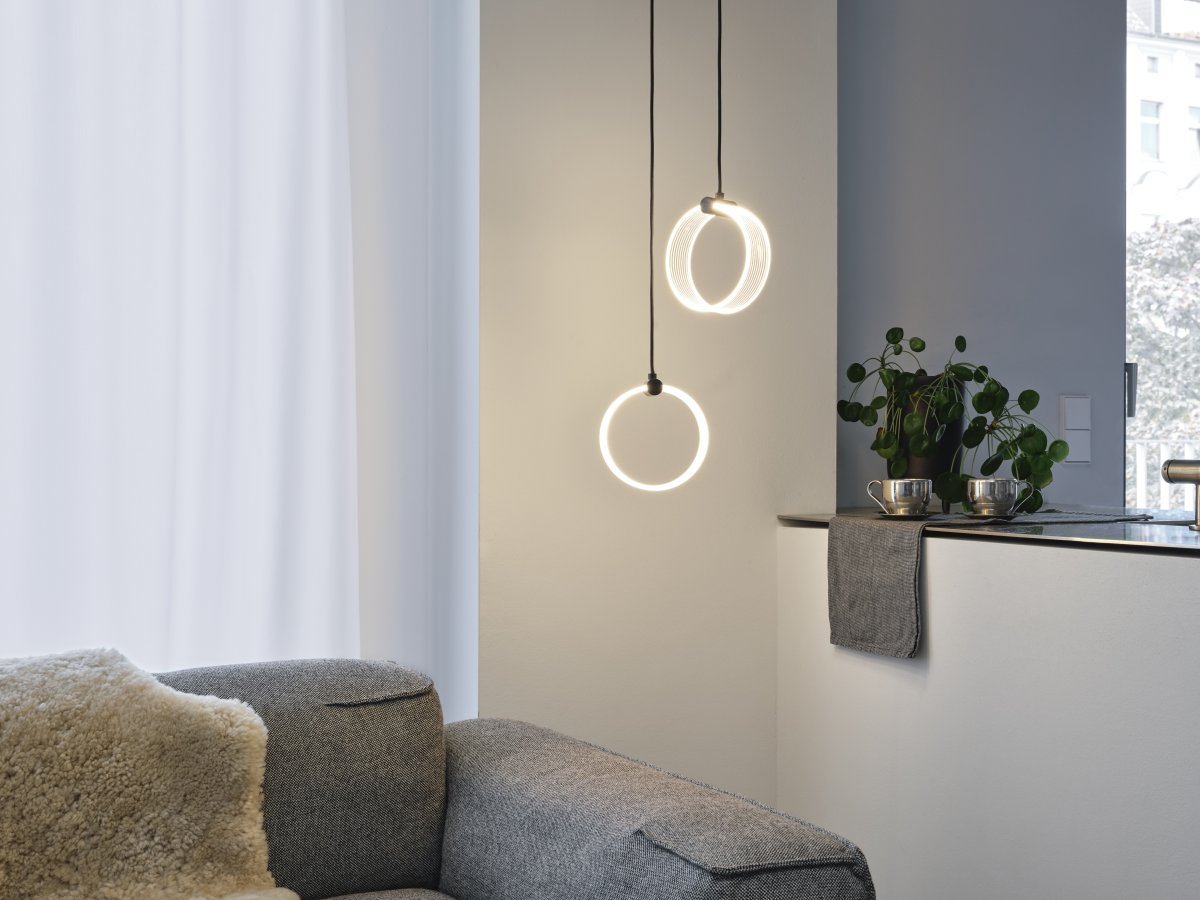 Circle PL 27cm Noir suspension De Ledvance - Dans la première étape, la lampe brille dans une lumière blanche chaude de 3000K, dans la deuxième étape dans une lumière blanche froide de 4200K et dans la troisième étape dans 6500K (lumière du jour).