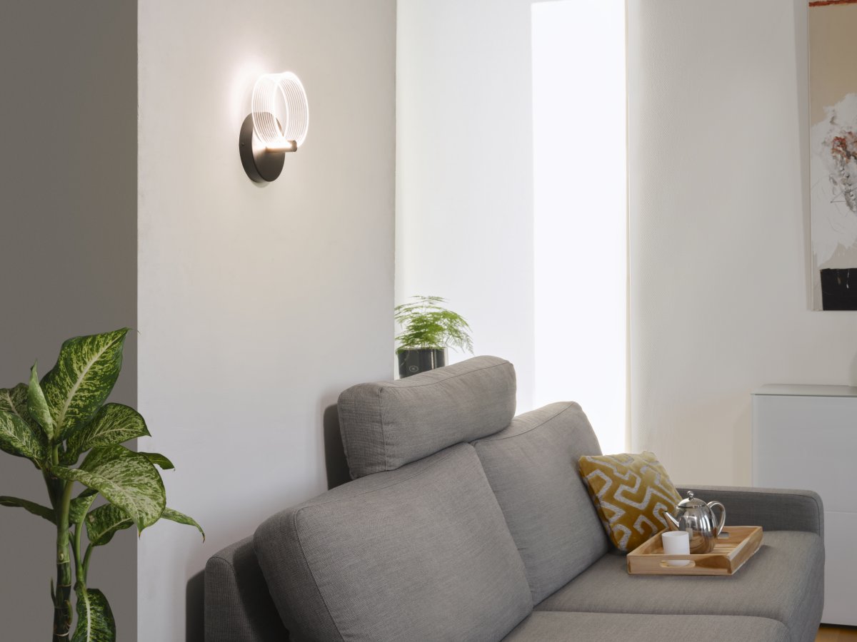 Circle PL 23cm Noir applique murale De Osram - Dans la premi&egrave;re &eacute;tape, la lampe brille dans une lumi&egrave;re blanche chaude de 3000K, dans la deuxi&egrave;me &eacute;tape dans une lumi&egrave;re blanche froide de 4200K et dans la troisi&egrave;me &eacute;tape dans 6500K (lumi&egrave;re du jour).