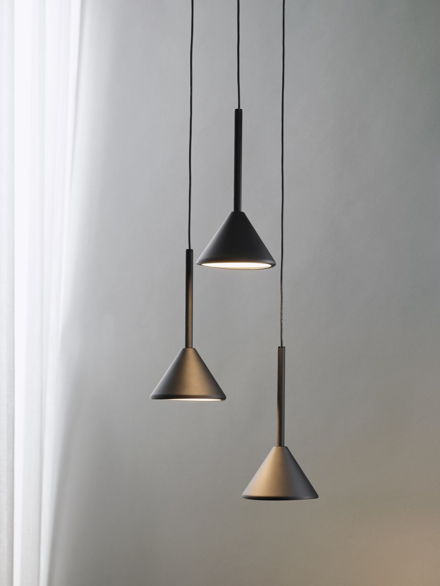 Fuji Ø30 Noir suspension De Ledvance - De konformade sk&auml;rmarna ger ett bl&auml;ndfritt ljus ner&aring;t p&aring; 990lm och 3000K varmvitt ljus.