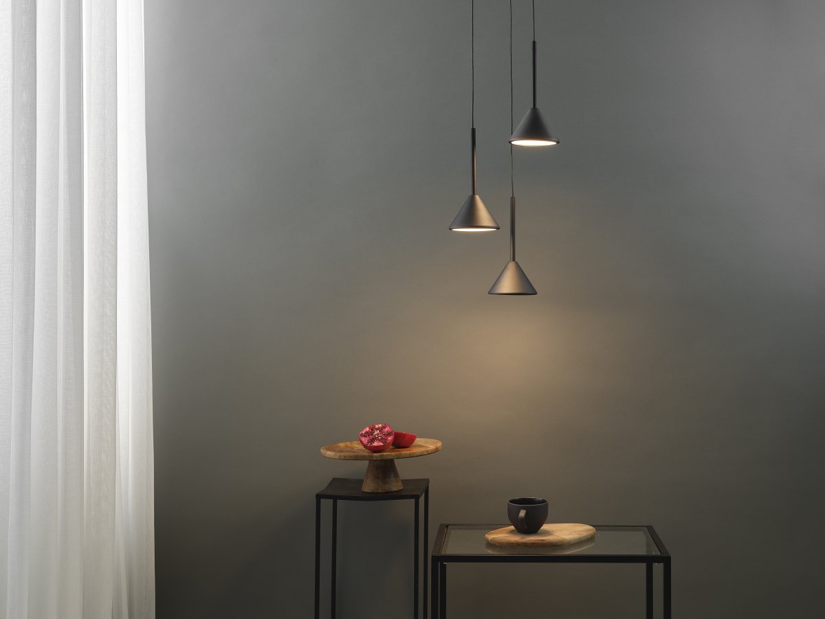 Fuji Ø30 Noir suspension De Ledvance - De konformade sk&auml;rmarna ger ett bl&auml;ndfritt ljus ner&aring;t p&aring; 990lm och 3000K varmvitt ljus.