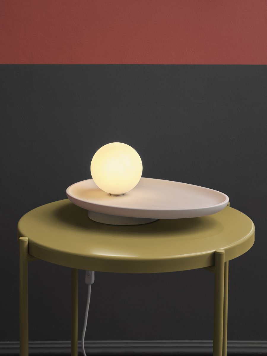 Plaster Nest 14cm Blanc lampe de table De Ledvance - Glaskupan i opal som omfamnar ljusk&auml;llan skapar ett fint och bl&auml;ndfritt ljus i rummet.