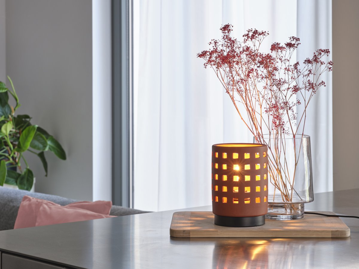 Clay Windows 15cm Brun lampe de table De Ledvance - Placera f&ouml;rslagsvis i vardagsrummet som st&auml;mningsbelysning eller i sovrummet som s&auml;nglampa.