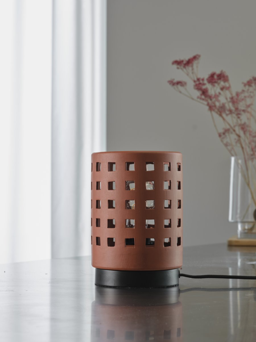 Clay Windows 15cm Brun lampe de table De Ledvance - Placera f&ouml;rslagsvis i vardagsrummet som st&auml;mningsbelysning eller i sovrummet som s&auml;nglampa.