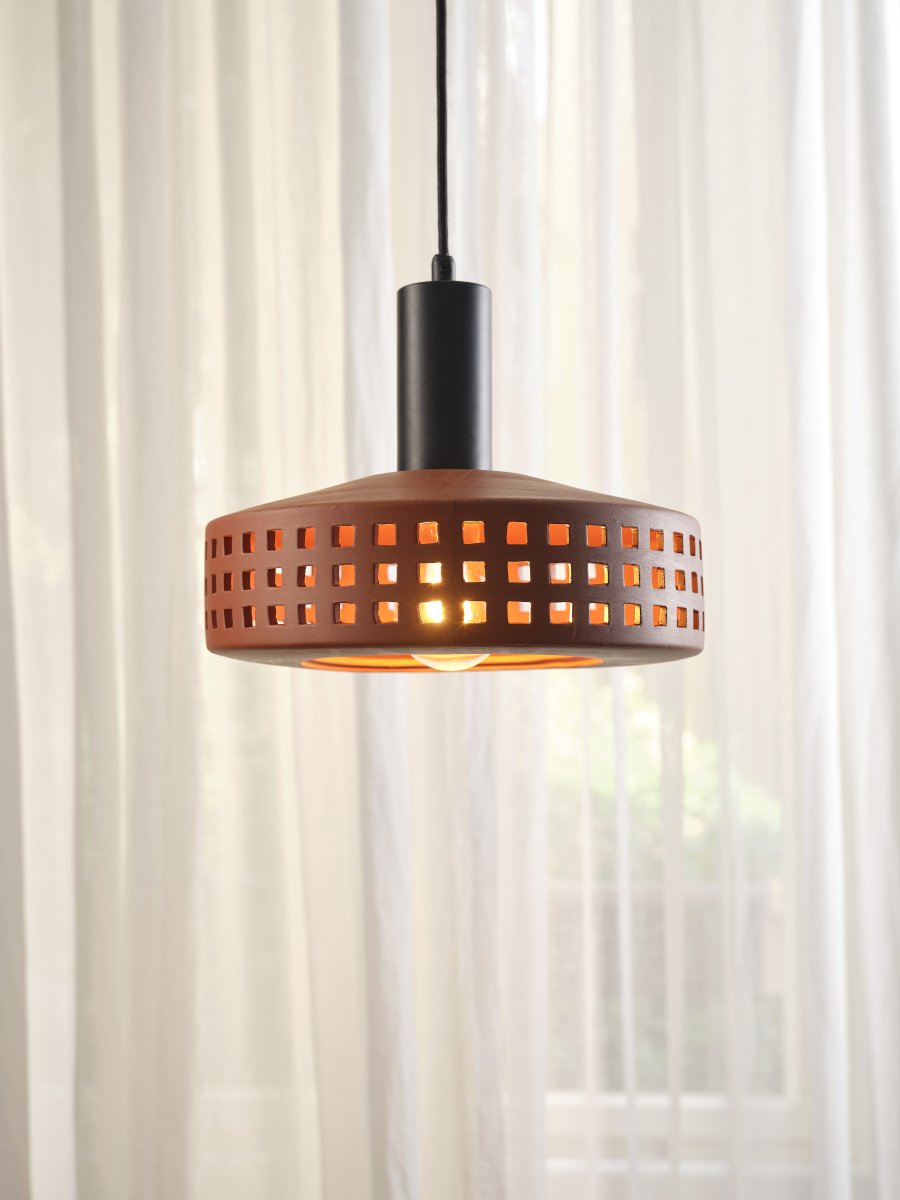 Clay Windows Ø26 Brun suspension De Ledvance - Clay Windows har en rustik design med sin sk&auml;rm gjord av lera i en r&ouml;dbrun f&auml;rg.