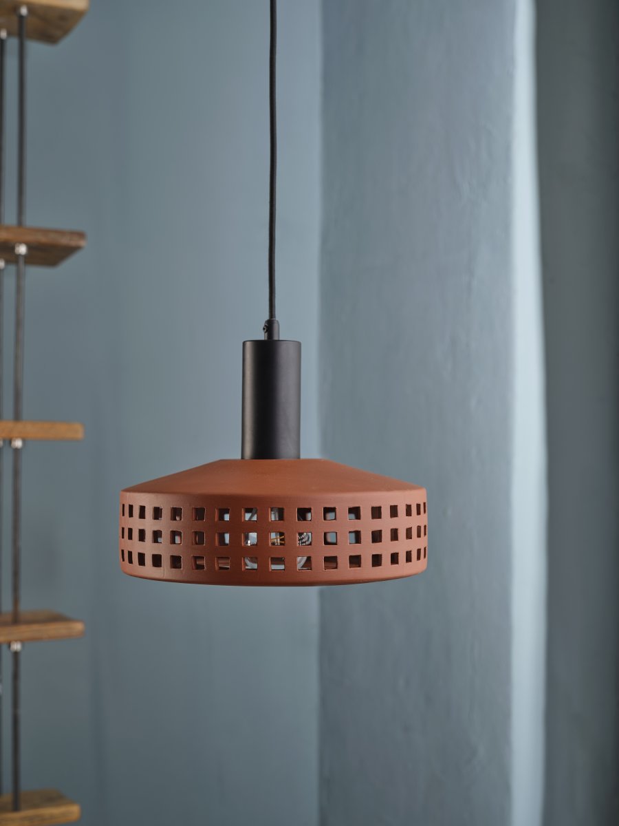 Clay Windows Ø26 Brun suspension De Ledvance - Clay Windows har en rustik design med sin sk&auml;rm gjord av lera i en r&ouml;dbrun f&auml;rg.