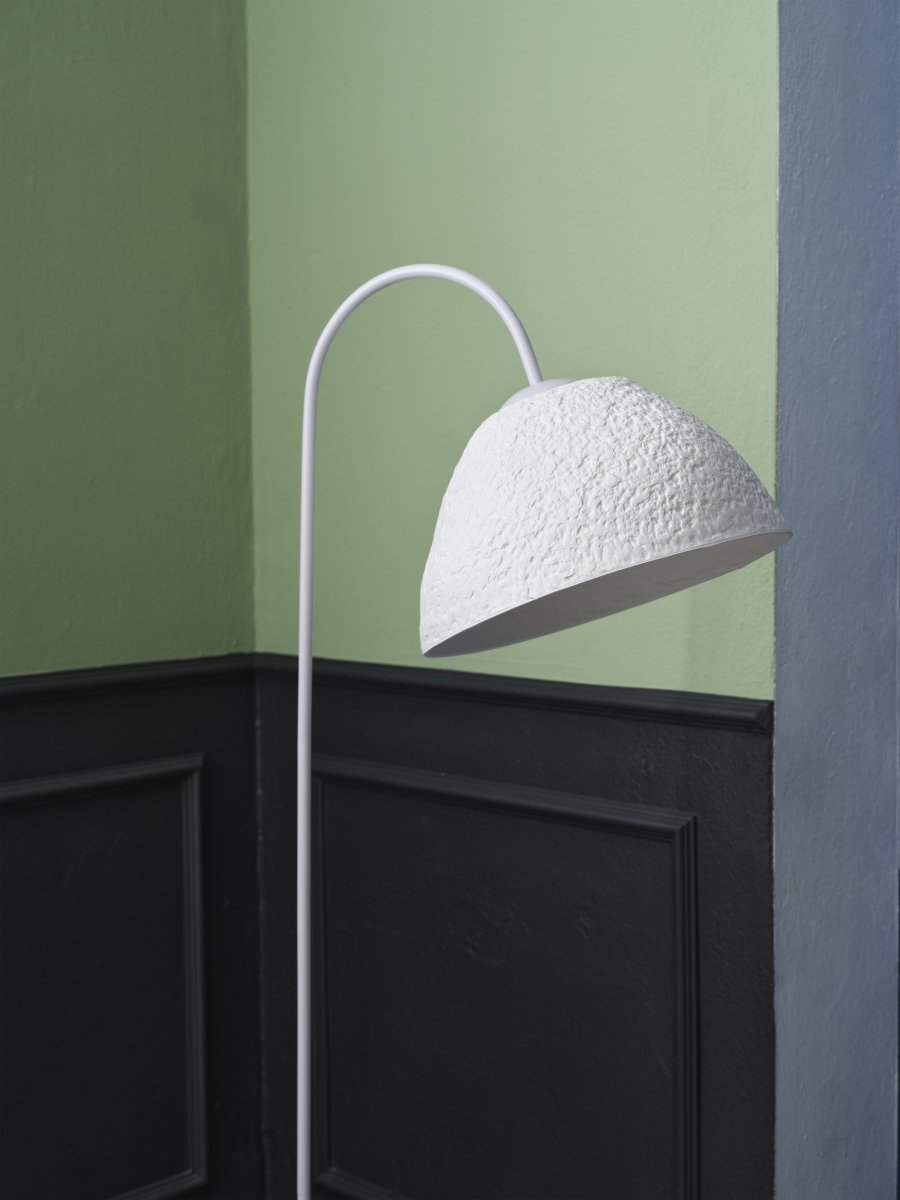 Camel Bell Blanc lampadaire De Ledvance - L'interrupteur d'alimentation avec variateur intégré est situé sur le câble et permet une manipulation aisée et la possibilité de régler la luminosité selon les besoins.