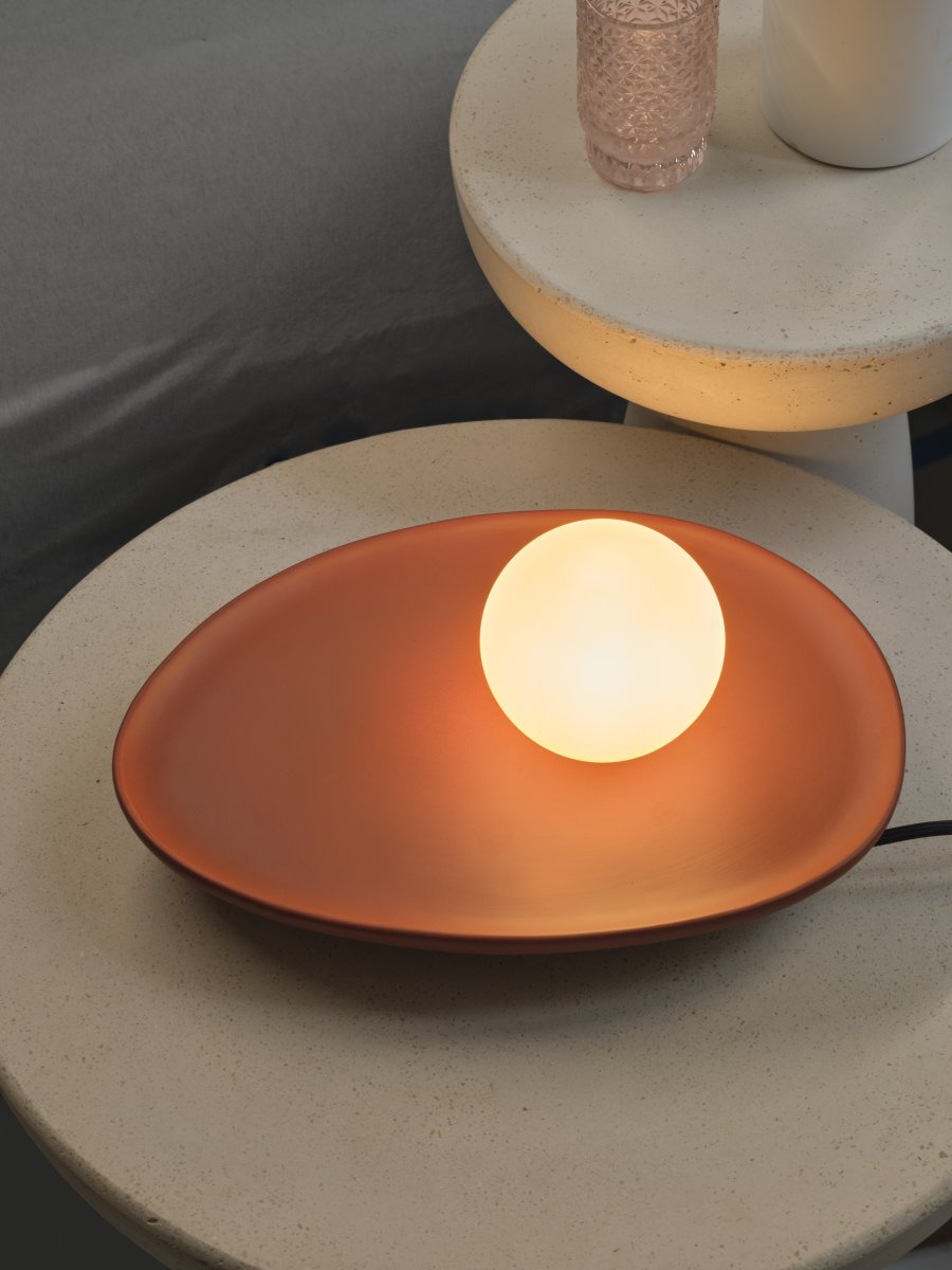 Clay Nest 14cm Brun lampe de table De Osram - Glaskupan i opal som omfamnar ljusk&auml;llan skapar ett fint och bl&auml;ndfritt ljus i rummet.