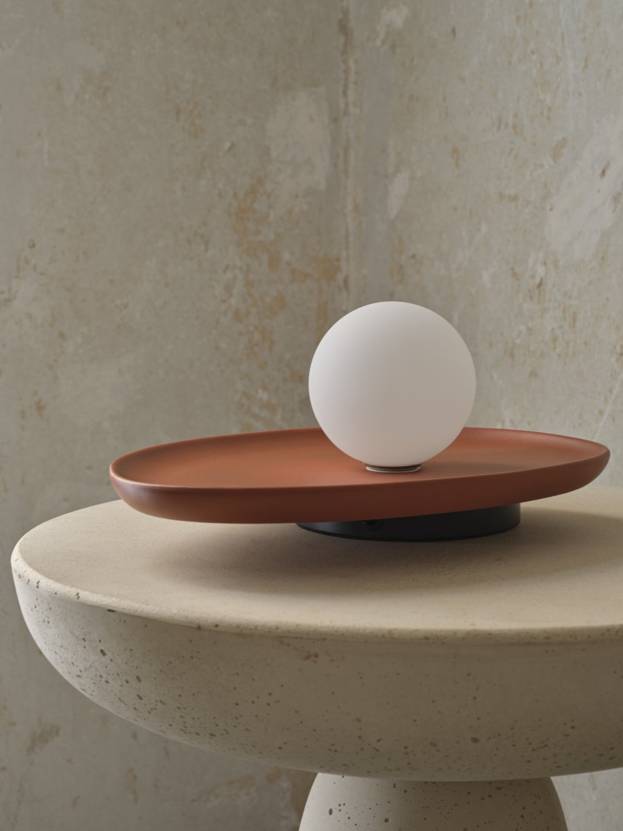 Clay Nest 14cm Brun lampe de table De Osram - Glaskupan i opal som omfamnar ljusk&auml;llan skapar ett fint och bl&auml;ndfritt ljus i rummet.