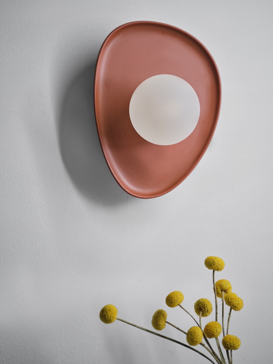 Clay Nest 26cm Brun applique murale De Ledvance - Glaskupan i opal som omfamnar ljusk&auml;llan skapar ett fint och bl&auml;ndfritt ljus i rummet.