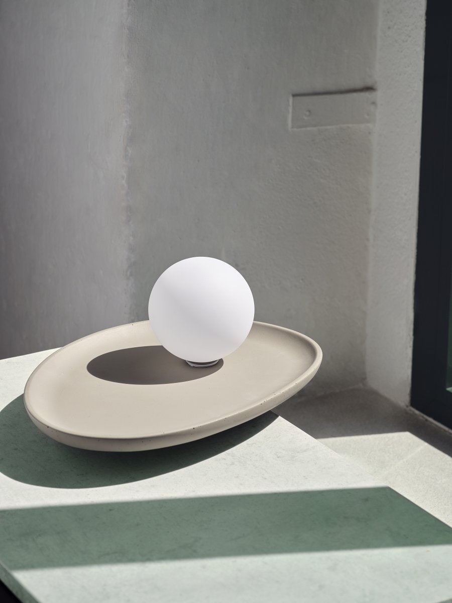 Concrete Nest 14cm Gris lampe de table De Ledvance - Glaskupan i opal som omfamnar ljusk&auml;llan skapar ett fint och bl&auml;ndfritt ljus i rummet.