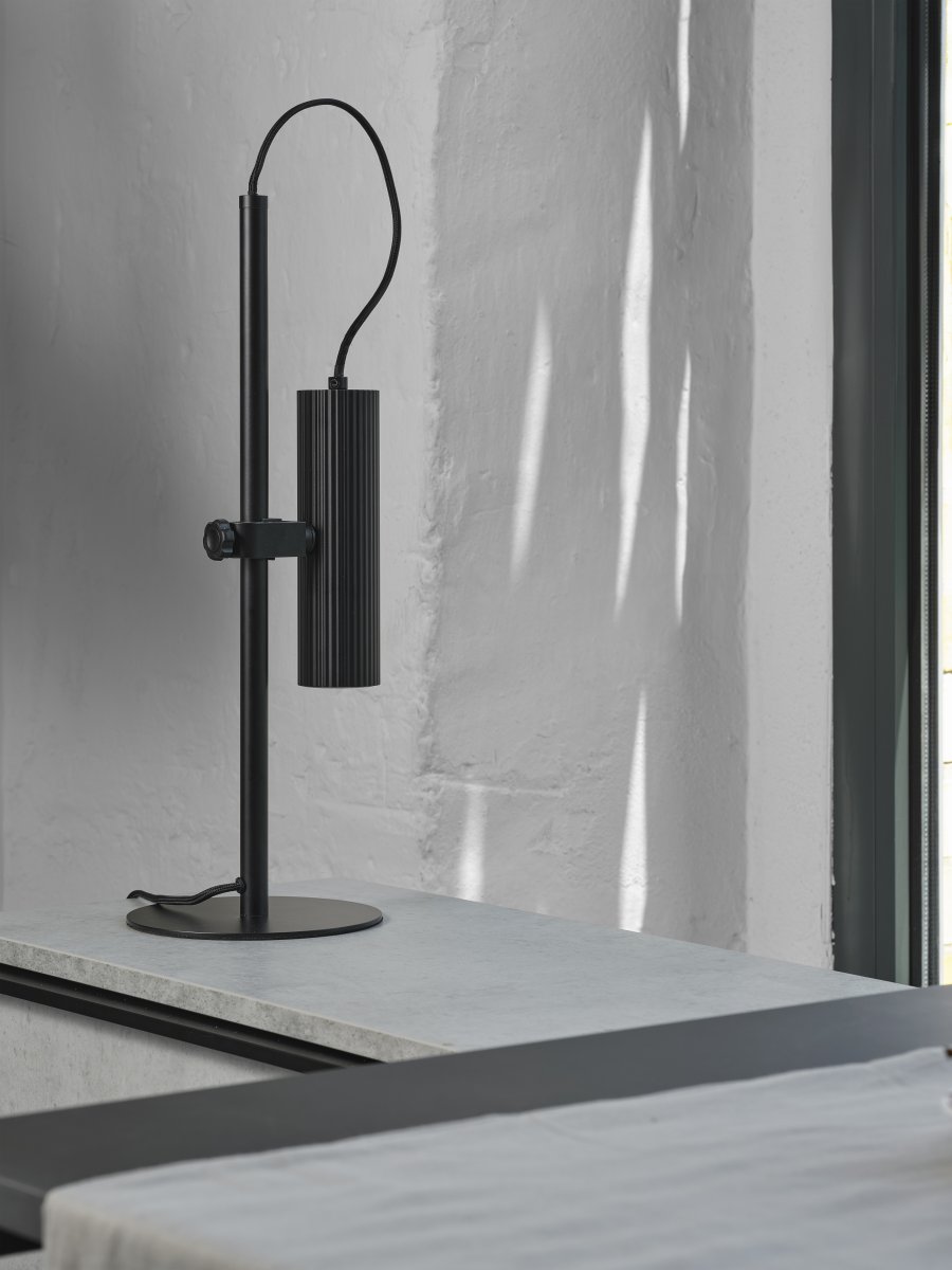 Drums 50cm Noir lampe de bureau De Ledvance - Le spot nervuré noir mat peut être ajusté selon les besoins et constitue la lampe parfaite pour votre bureau ou votre table de chevet.