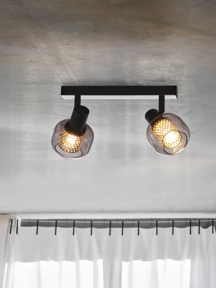 Firefly 2 Noir spot De Ledvance - De r&ouml;rliga spotlightsen med sk&auml;rmar av gr&aring;tonat glas i kombination med de guldiga detaljh&ouml;ljet som omfamnar ljusk&auml;llorna bidrar med en elegans till rummet.