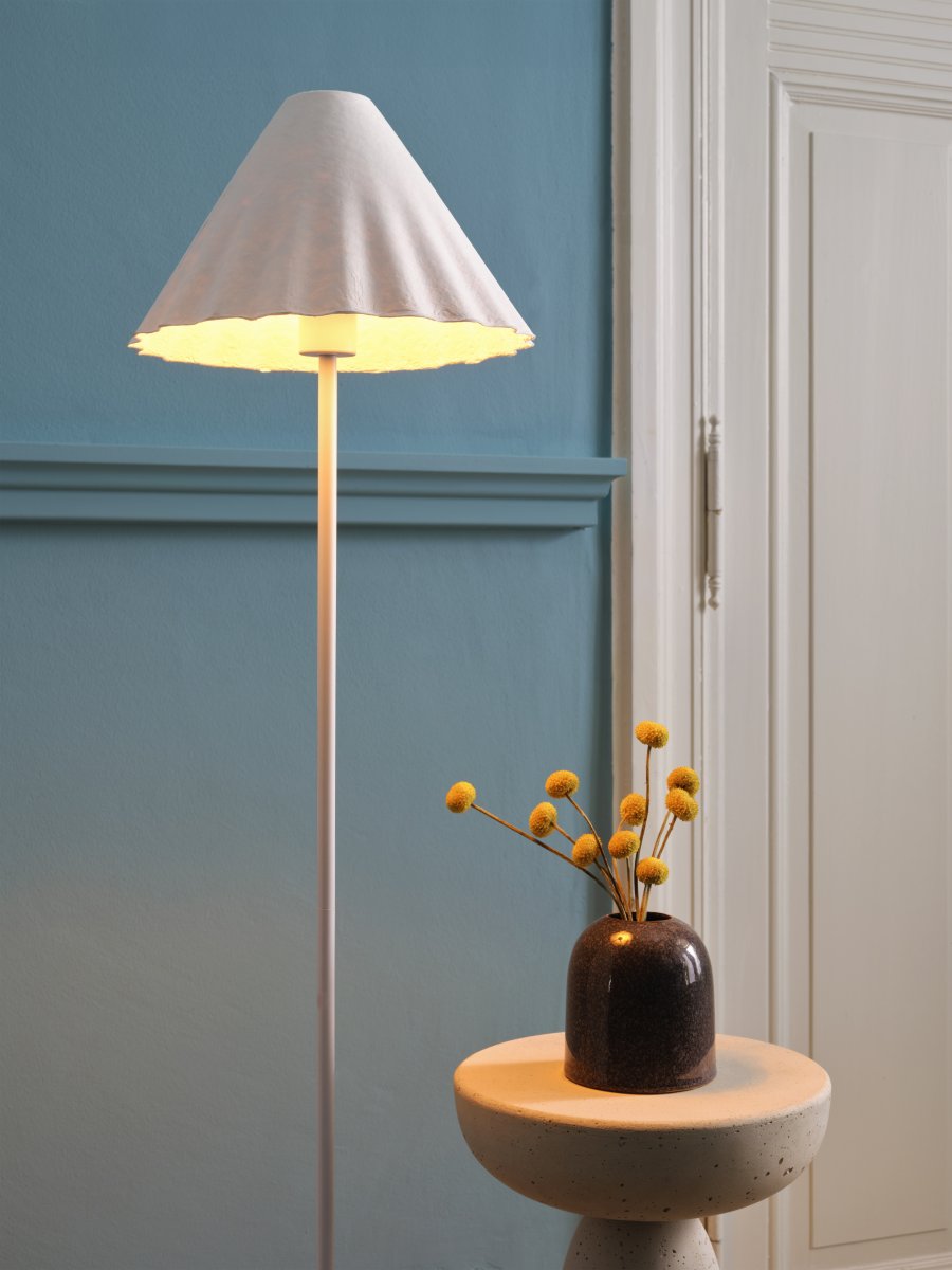 Pulp Blanc lampadaire De Ledvance - L'abat-jour décoratif en papier assure une agréable répartition de la lumière dans la pièce.