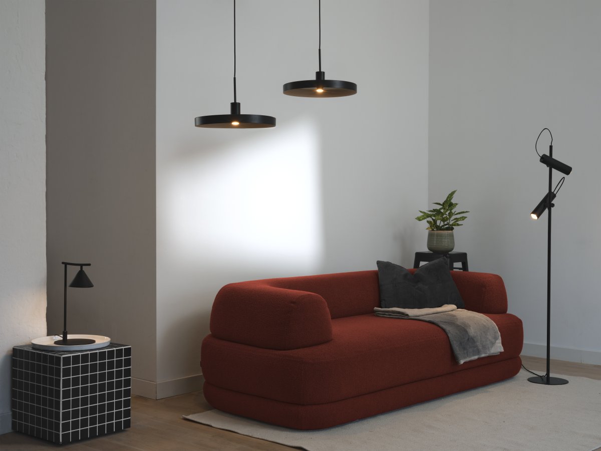 Plate Ø40 Noir suspension De Osram - L'int&eacute;rieur de l'abat-jour est beige, ce qui assure une belle et lumineuse r&eacute;partition de la lumi&egrave;re dans la pi&egrave;ce.